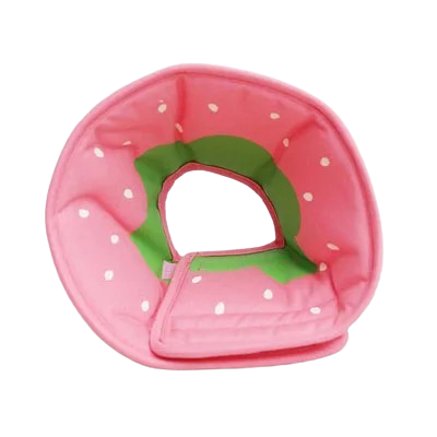 Collier de Protection en tissu aux motifs fraise rose et vert. Idéal après une opération pour empêcher votre petit chien de se gratter. Convient aux chihuahuas, ou aux chats. Vendu dans la boutique « Mon Petit Chihuahua »