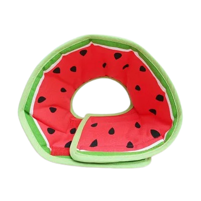 Collier de Protection en tissu aux motifs pastèques rouge et vert. Idéal après une opération pour empêcher votre petit chien de se gratter. Convient aux chihuahuas, ou aux chats. Vendu dans la boutique « Mon Petit Chihuahua »