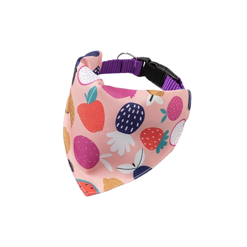 Collier pour chiens en forme de bandana rose avec motifs fruits. Confortable, convient aux petits chiens, chihuahuas, ou aux chats. Vendu dans la boutique « Mon Petit Chihuahua »