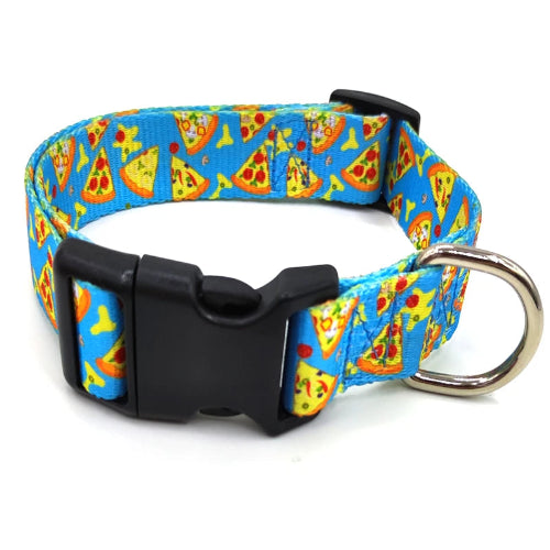 Collier pour chiens bleu aux motifs ยซย pizzaย ยป. Vendu avec sa Laisse assortie. Confortable, convient aux petits chiens, chihuahuas, ou aux chats. Vendu dans la boutique ยซย Mon Petit Chihuahuaย ยป