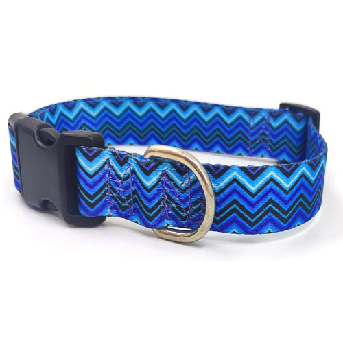 Collier pour chiens aux motifs bleus. Vendu avec sa Laisse assortie. Confortable, convient aux petits chiens, chihuahuas, ou aux chats. Vendu dans la boutique ยซย Mon Petit Chihuahuaย ยป