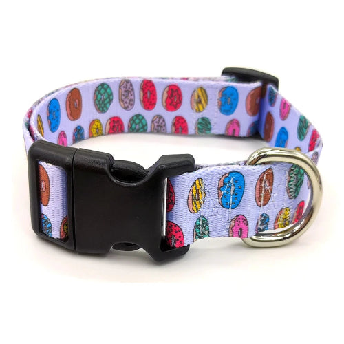 Collier pour chiens aux motifs « donuts colorés ». Vendu avec sa Laisse assortie. Confortable, convient aux petits chiens, chihuahuas, ou aux chats. Vendu dans la boutique « Mon Petit Chihuahua »