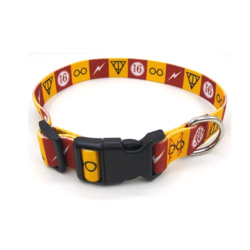 Collier pour chiens aux motifs ยซย Harry Potterย ยป. Vendu avec sa Laisse assortie. Confortable, convient aux petits chiens, chihuahuas, ou aux chats. Vendu dans la boutique ยซย Mon Petit Chihuahuaย ยป
