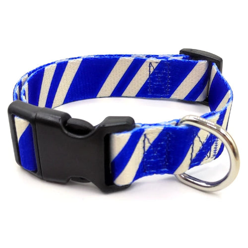 Collier pour chiens aux rayures bleues et blanches. Vendu avec sa Laisse assortie. Confortable, convient aux petits chiens, chihuahuas, ou aux chats. Vendu dans la boutique « Mon Petit Chihuahua »