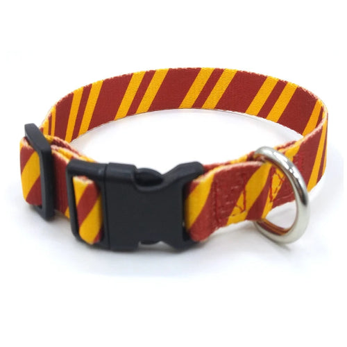 Collier pour chiens aux rayures rouges et jaunes. Vendu avec sa Laisse assortie. Confortable, convient aux petits chiens, chihuahuas, ou aux chats. Vendu dans la boutique ยซย Mon Petit Chihuahuaย ยป