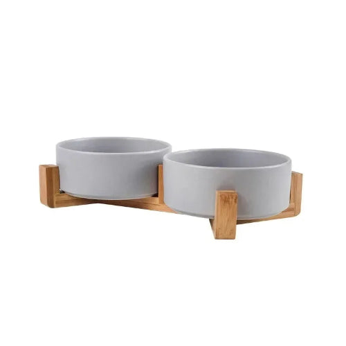 Gamelle en céramique colorée avec support en bois. Adaptée pour les croquettes et l'eau. Convient à tous les petits chiens et les chats. Vendue sur la boutique Mon Petit Chihuahua. Couleur
gris