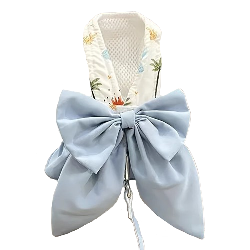 Harnais pour chiens avec un grand noeud papillon bleu dans le dos. Vendu avec sa Laisse assortie. Confortable, convient aux petits chiens, chihuahuas, ou aux chats. Vendu dans la boutique « Mon Petit Chihuahua »