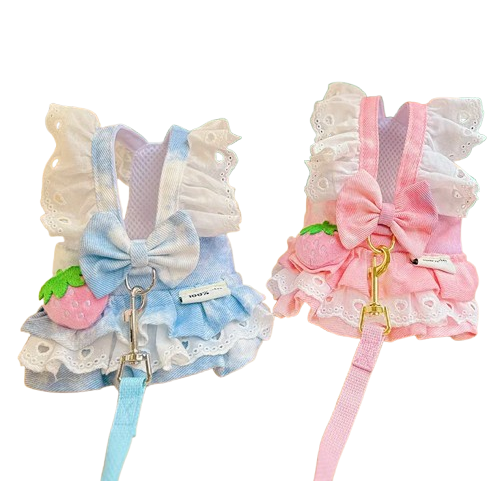Harnais pour chiens en forme de Robe Bleue ou Rose. Vendu avec sa Laisse assortie. Confortable, convient aux petits chiens, chihuahuas, ou aux chats. Vendu dans la boutique « Mon Petit Chihuahua »