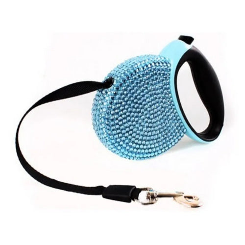 Laisse rétractable avec strass rose ou bleue pour chiens. A utiliser avec un collier. Pratique, convient aux petits chiens, chihuahuas, ou aux chats. Vendu dans la boutique « Mon Petit Chihuahua »
