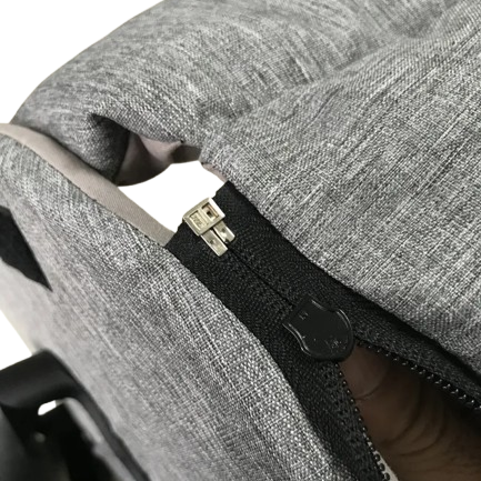 Niche pour Chihuahua : sac pour accoudoir gris β Confort maximal, parfait pour les petits chiens ou chats - zoom sur coutures
