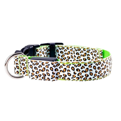 Collier pour chiens vert aux motifs Léopard avec éclairage LED. Confortable, convient aux petits chiens, chihuahuas, ou aux chats. Vendu dans la boutique « Mon Petit Chihuahua »
