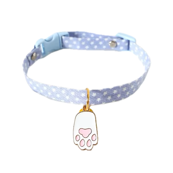 Collier pour Chihuahua bleu avec pendentif motif patte rose. Elégant, pour offrir confort et sécurité à votre petit chien ou chat. Vendu sur la boutique Mon Petit Chihuahua