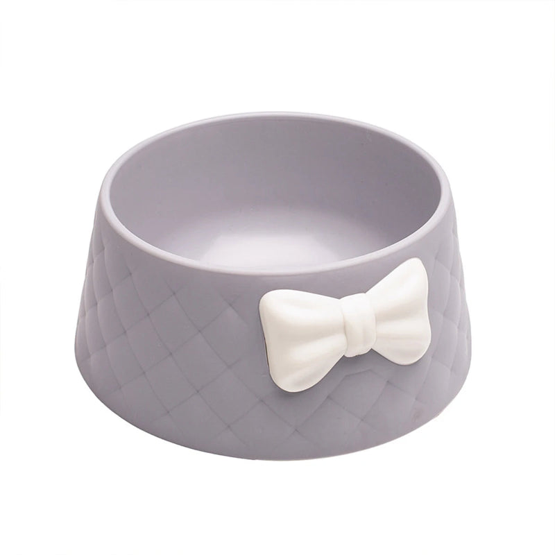 Gamelle pour Chien en plastique avec noeud papillon en relief. Gamelle adaptée aux petits chiens et aux chats. Vendue sur la boutique Mon Petit Chihuahua. Couleur gris
