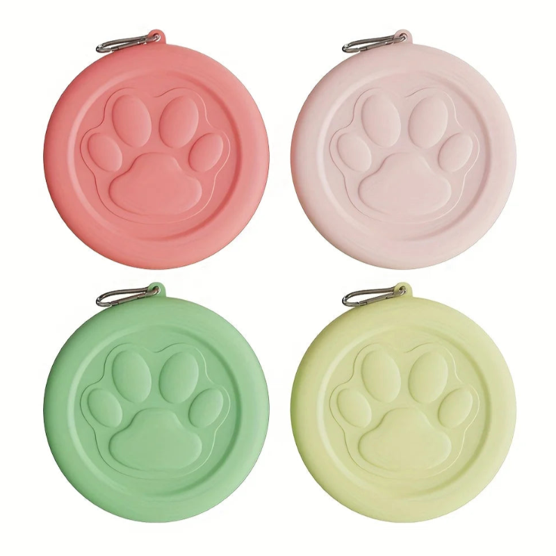 Boite à croquettes portable. Possibilité de l’accrocher à une laisse. Pour stocker les croquettes de votre petit chien. Vendue sur la boutique Mon Petit Chihuahua. Vue des 4 couleurs disponibles.