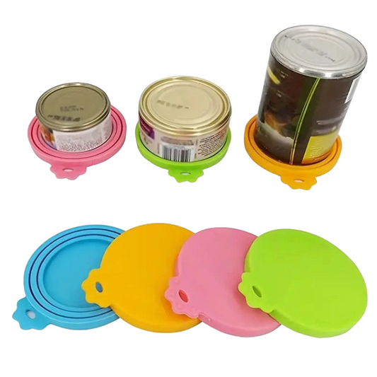 Couvercles en silicone colorés pour mettre sur des boites de conserve ouvertes. Adaptée à tous les petits chiens et les chats. Vendue sur la boutique Mon Petit Chihuahua. Vue sur des boites de conserves.