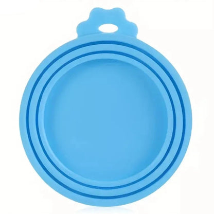 Couvercles en silicone de couleur bleu pour mettre sur des boites de conserve ouvertes. Adaptée à tous les petits chiens et les chats. Vendue sur la boutique Mon Petit Chihuahua.

