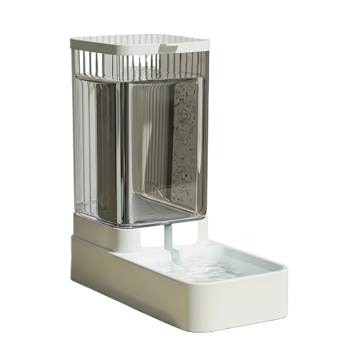 Distributeur automatique d’eau ou de croquettes . Grande capacité. Convient à tous les petits chiens et les chats. Vendue sur la boutique Mon Petit Chihuahua. Couleur blanc