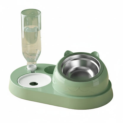 Gamelle double avec bol incliné pour les croquettes et réservoir d’eau. Convient à tous les petits chiens et les chats. Vendue sur la boutique Mon Petit Chihuahua. Couleur vert