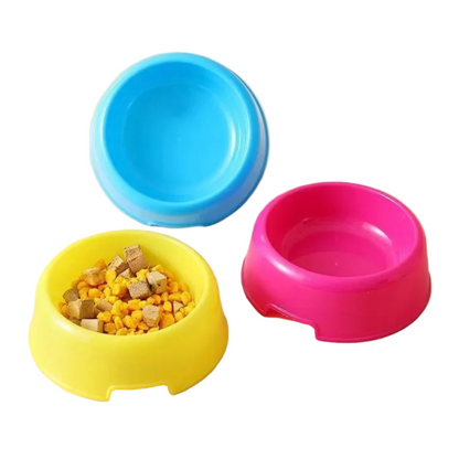 Petite gamelle colorée en plastique. Adaptée à tous les petits chiens et les chats. Vendue sur la boutique Mon Petit Chihuahua. Vue des trois couleurs disponibles.