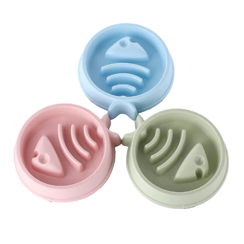 Gamelle anti gloutons avec un poisson en relief en décoration. En plastique résistant coloré. Adaptée pour les croquettes et l’eau. Convient à tous les petits chiens et les chats. Vendue sur la boutique Mon Petit Chihuahua. Vue des 3 modèles disponibles 