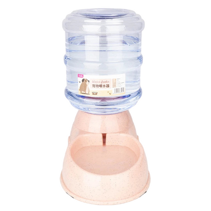 Gamelle distributeur automatique de grande capacité pour l’eau ou les croquettes. Adaptée à tous les petits chiens et les chats. Vendue sur la boutique Mon Petit Chihuahua. Couleur 
rose
