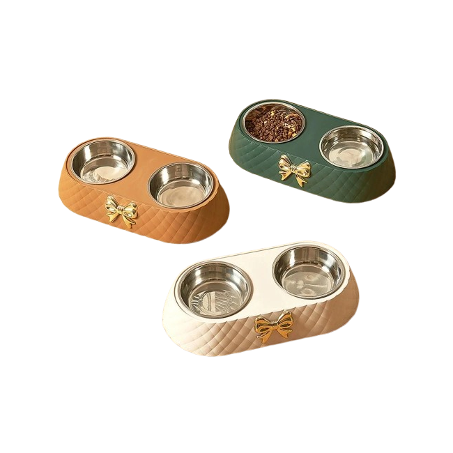 Gamelle pour Chien en plastique double avec noeud papillon en relief doré. Gamelle adaptée aux petits chiens et aux chats. Vendue sur la boutique Mon Petit Chihuahua. Vue des 3 couleurs