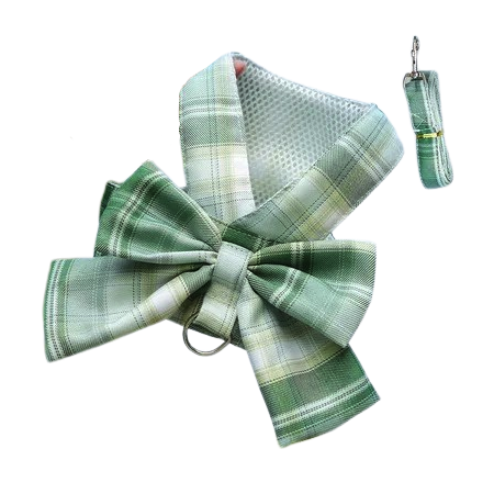 Harnais pour chiens en forme de Jupe verte à carreaux. Vendu avec sa Laisse assortie. Confortable, convient aux petits chiens, chihuahuas, ou aux chats. Vendu dans la boutique « Mon Petit Chihuahua »