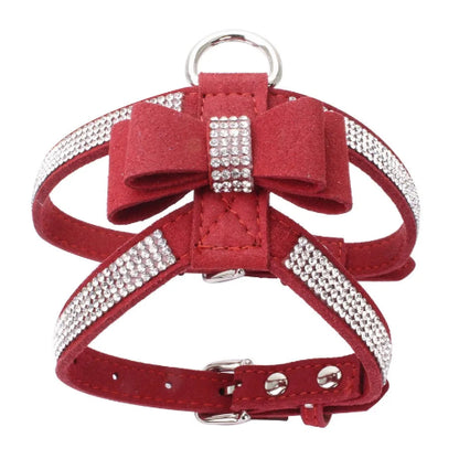 Harnais rouge avec noeud papillon et strass pour chiens. Confortable, convient aux petits chiens, chihuahuas, ou aux chats. Vendu dans la boutique « Mon Petit Chihuahua »
