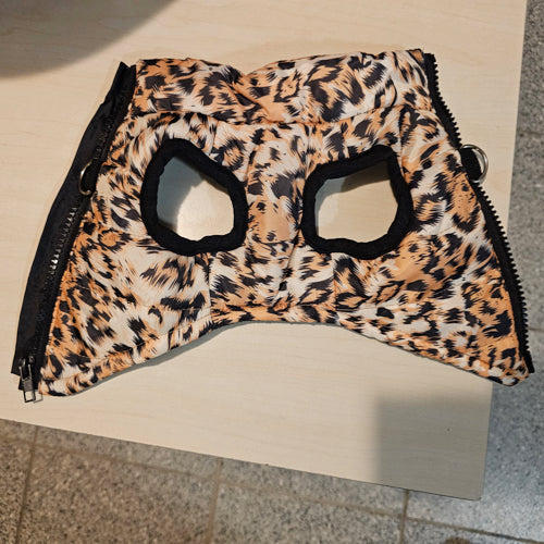 Photo d'une doudoune motis léopard pour les petits chiens. Avis 5 étoiles laissé sur la boutique Mon Petit Chihuahua. Convient aussi aux chats.