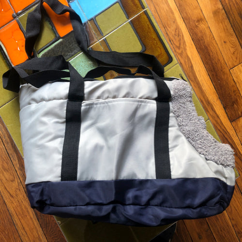 Photo d'un sac pour transporter les petits chiens. Avis 5 étoiles laissé sur la boutique Mon Petit Chihuahua. Convient aussi aux chats.