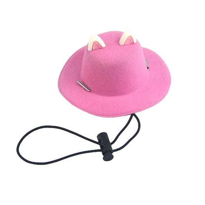 Chapeau coloré rose pour petit chien, avec motifs sur le dessus. Accessoire élégant et amusant vendu sur la boutique Mon Petit Chihuahua. Convient aussi aux chats.
