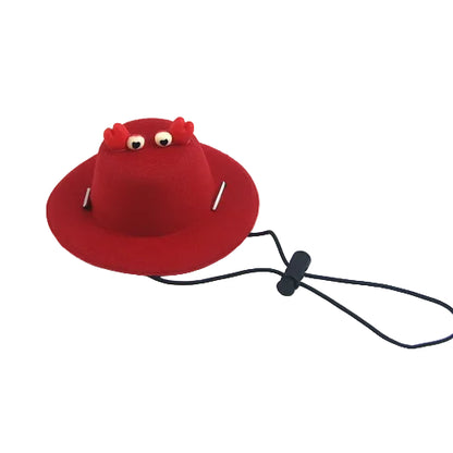 Chapeau coloré rouge pour petit chien, avec motifs sur le dessus. Accessoire élégant et amusant vendu sur la boutique Mon Petit Chihuahua. Convient aussi aux chats.
