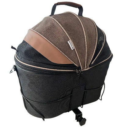 Panier vélo pour petits chiens. Se fixe sur le porte bagages de manière sécurisée. Imperméable, permet de transporter votre chien sur votre vélo. Se porte aussi en bandoulière. Vendu sur la boutique Mon Petit Chihuahua. Convient aussi aux chats.

