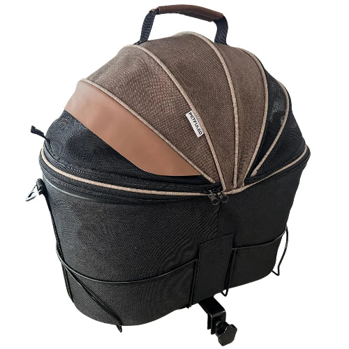 Panier vélo pour petits chiens. Se fixe sur le porte bagages de manière sécurisée. Imperméable, permet de transporter votre chien sur votre vélo. Se porte aussi en bandoulière. Vendu sur la boutique Mon Petit Chihuahua. Convient aussi aux chats.
