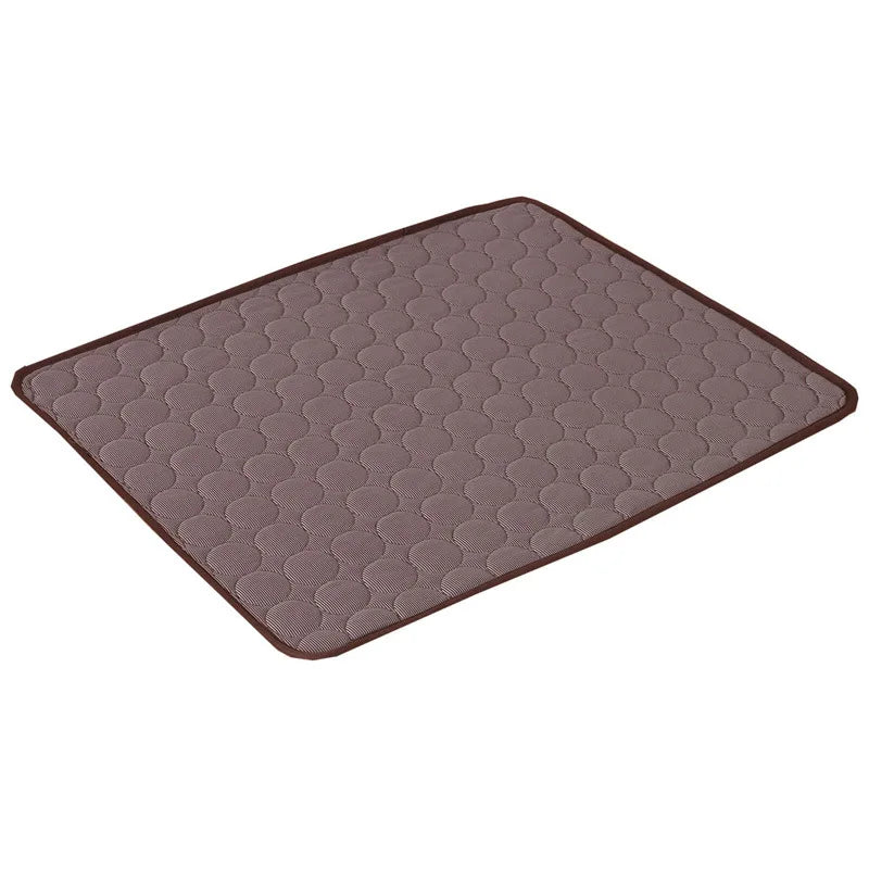Tapis rafraîchissant pour les petits chiens. Couleur Marron. Pratique pour les chaleurs, convient aux petits chiens, chihuahuas, ou aux chats. Vendu dans la boutique « Mon Petit Chihuahua »